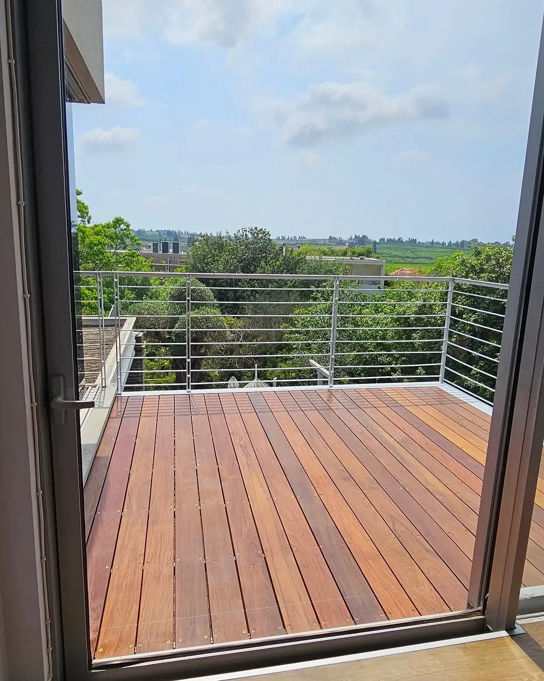 עבודת דק מעץ איפאה