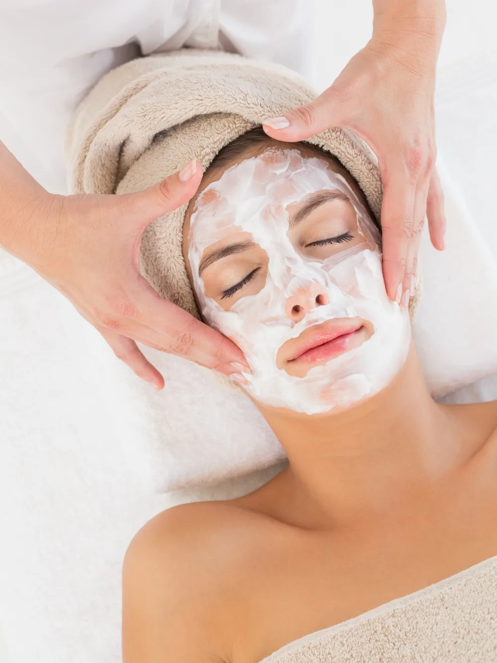 כיצד טיפול פנים יכול לשפר את מראה העור