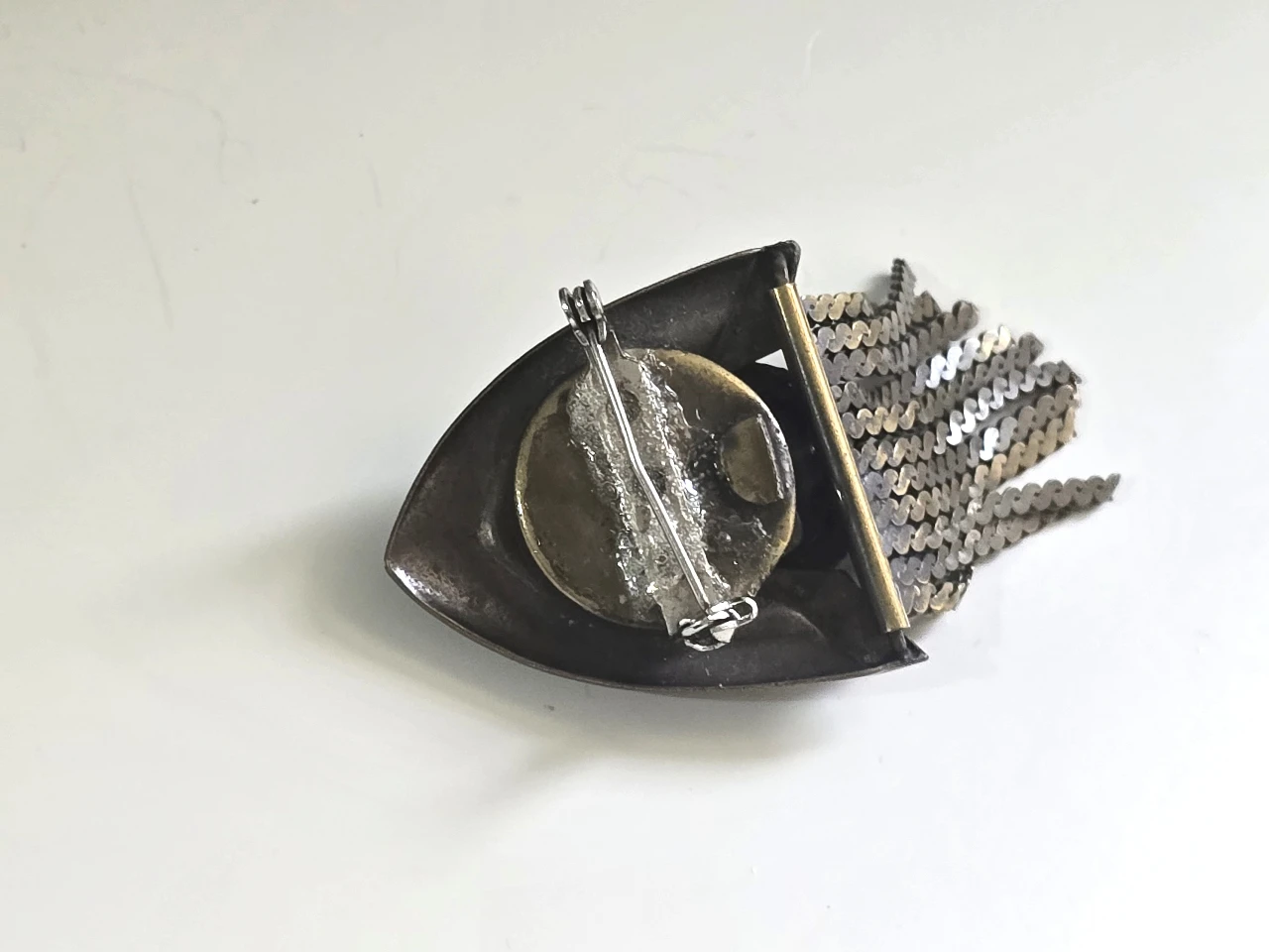 סיכה בסגנון עתיק דגם ויקטוריני מעוטרת באבן בצבע תורכיז ובעלת פרנזים ממתכת פריט אספנות