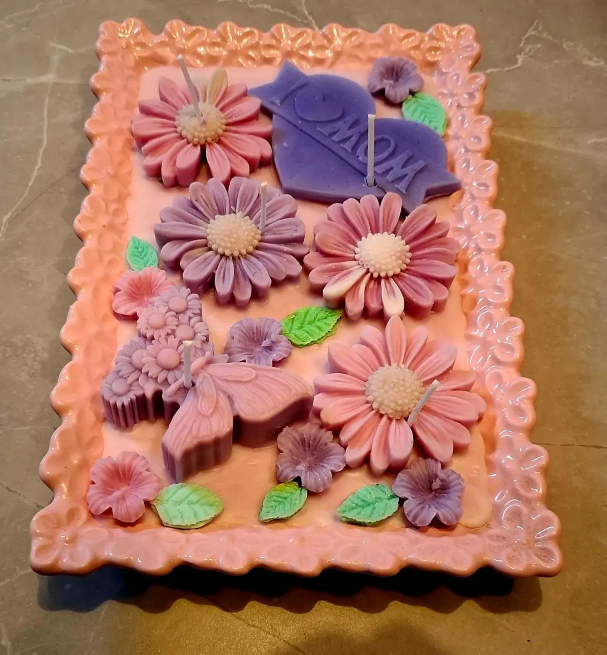 נר פרחים ריבועי בעיצוב אומנותי