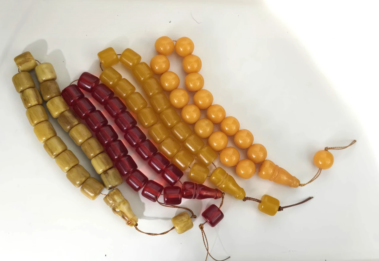 לוט 4 מסבחות ישנות שכנראה לא היו בשימוש, אחד עשוי עצם והשניות כנראה פלסטיק.