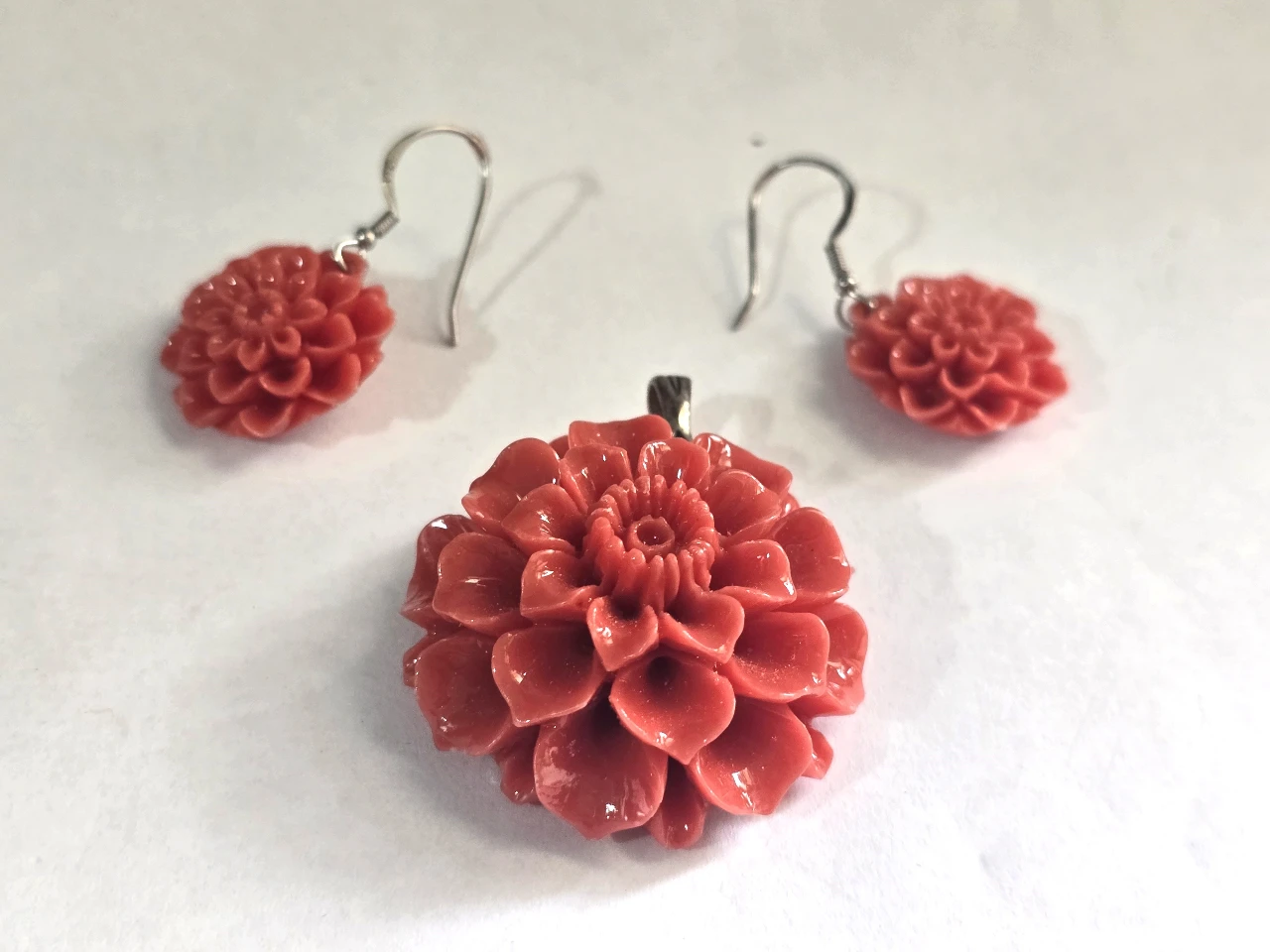 תליון וזוג עגילים עשויים קורל סינטטי בצורת פרחים, סוגרים עשויים כסף 925, קוטר התליון 34 מ"מ, קוטר העגלים 20 מ"מ