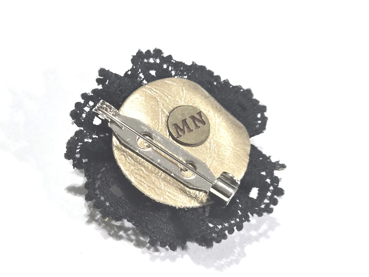 סיכה לבגד מבית מיכל נגרין עם פרחים ואבני סברובסקי ובד תחרה שחור