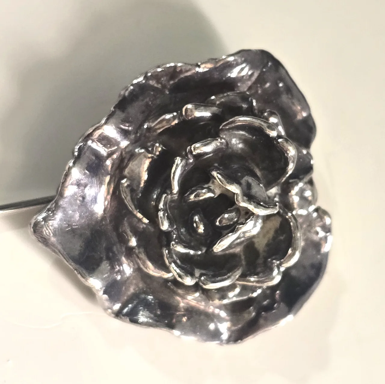 סיכת דש מכסף סטרלינג 925 עבודת יד בצורת ורד בתוך לב