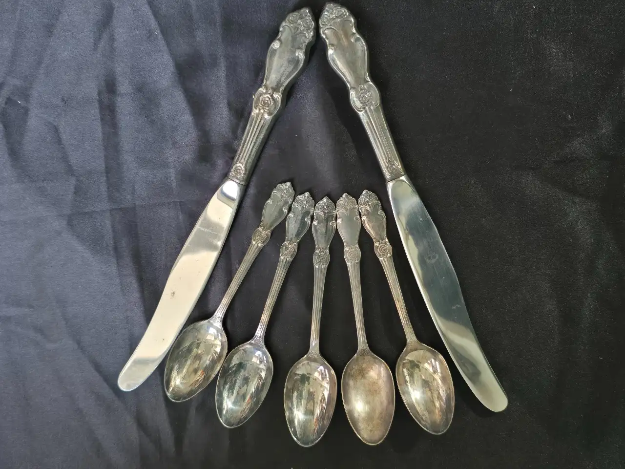 סט של 5 כפיות וזוג סכינים ההט הוא תוצרת ישראל ציפוי כסף חתום מאחור