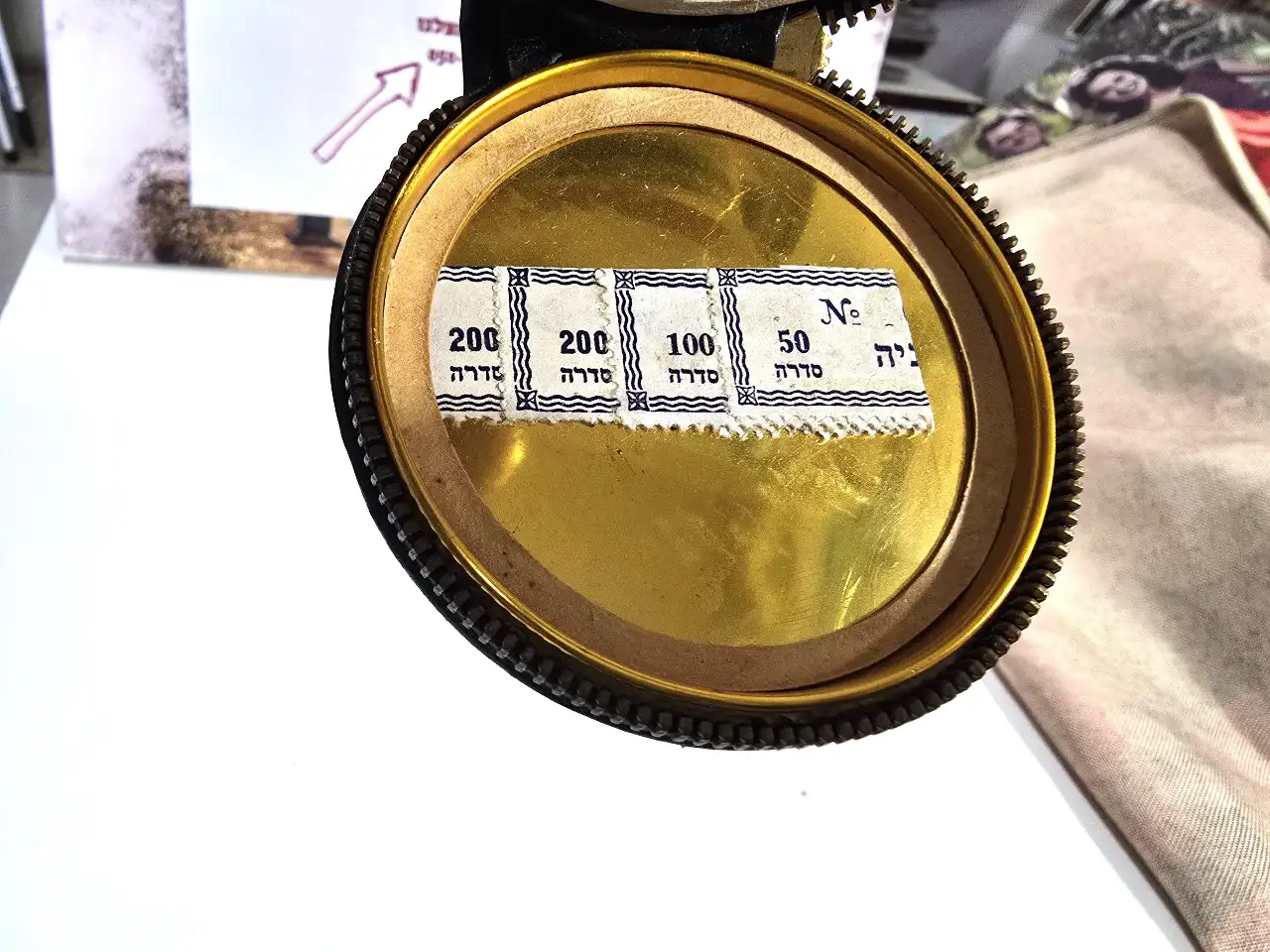 פודריה ישנה מאד עם בולי מס קניה