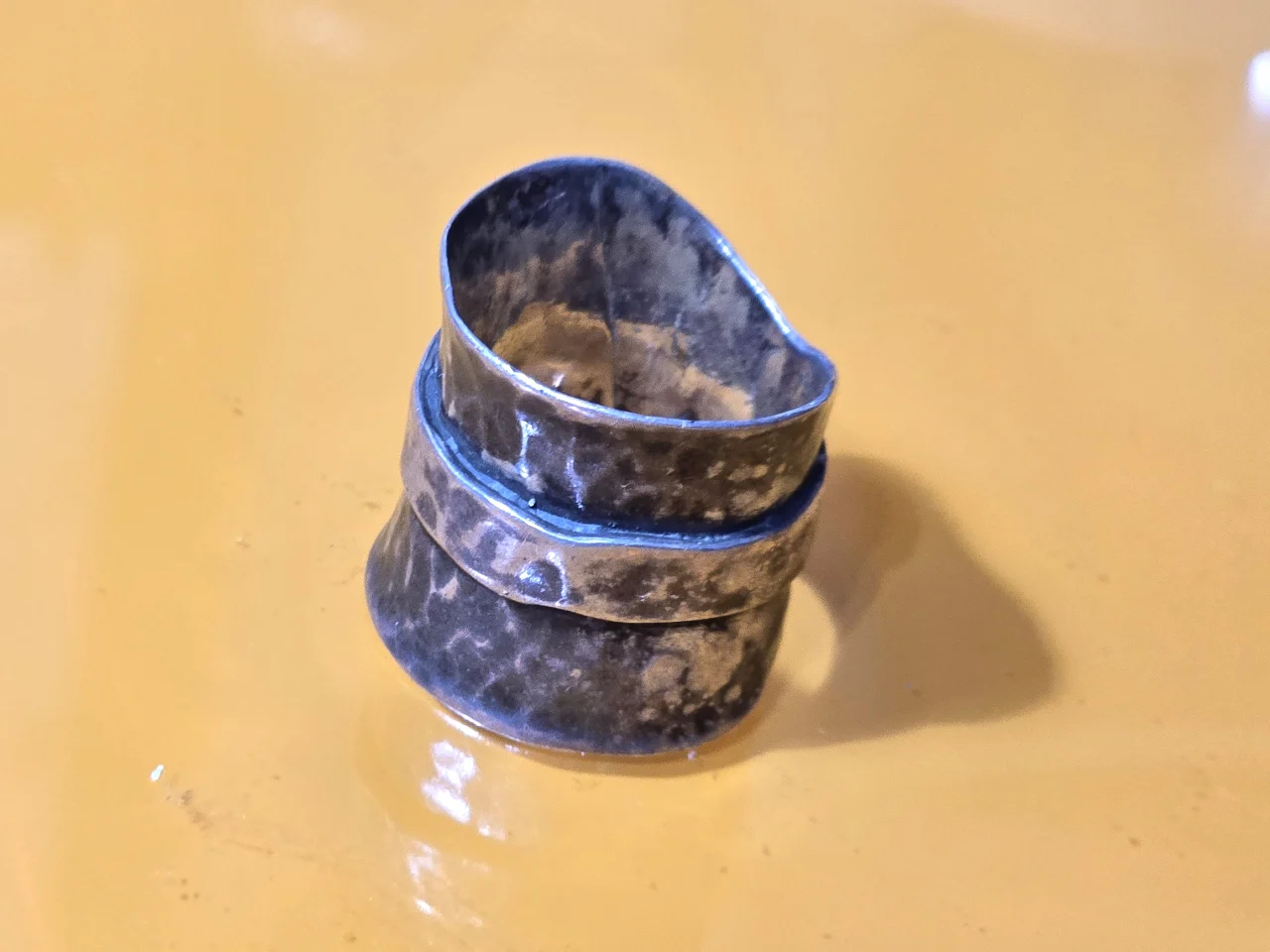 טבעת כסף 925 רחבה בעלת מרקם מרוקע מידה 8