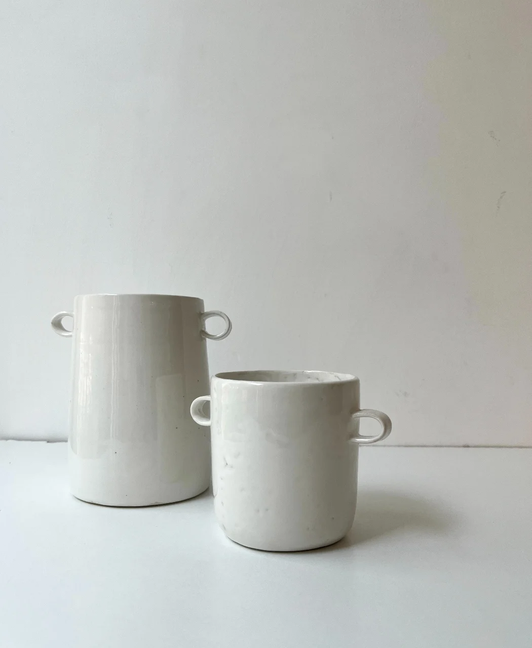 כד פורצלן עם עיטור