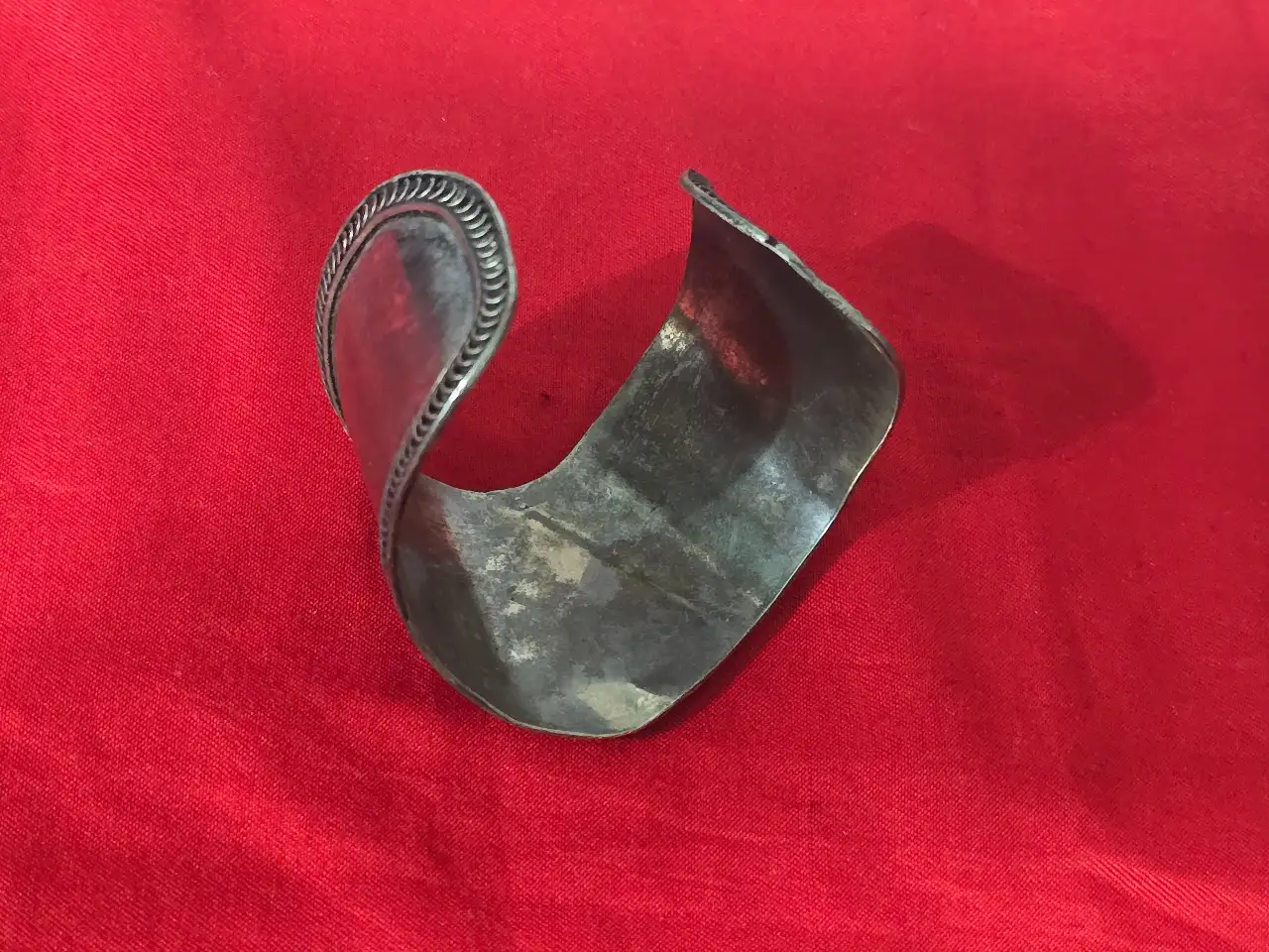 צמיד כסוף (עשוימכסף נמוך ) מהמם ביופיו עם קישוטים פלינגר מדהימים ואמייל .קוטר פנימי 5.5 בצד הצר