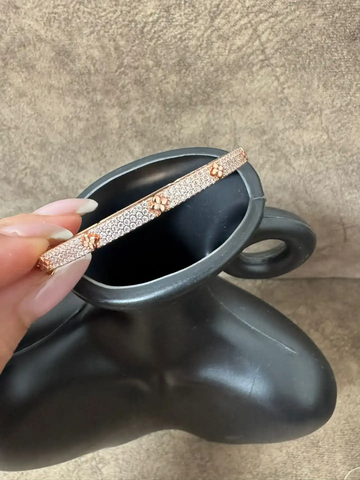 צמיד טניס קשיח