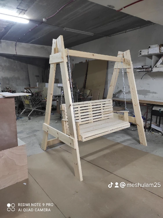 נדנדה מעוצבת מעץ מלא ניתן להזמין בתוספת גג או בלי גג