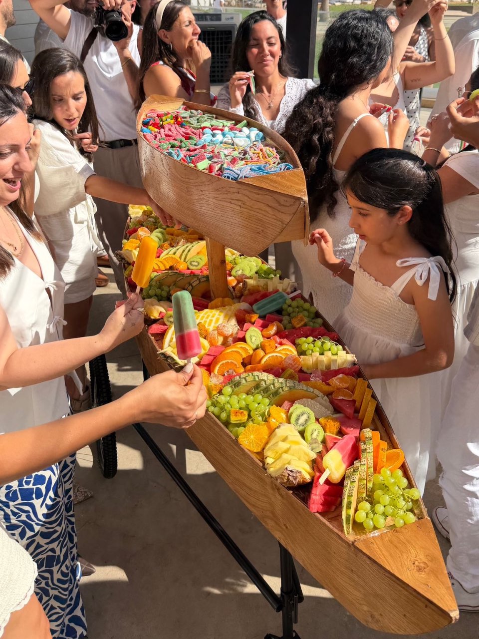 סירת פירות 2 מטרים עם קומת ממתקי גומי באורך 1.5 מטר