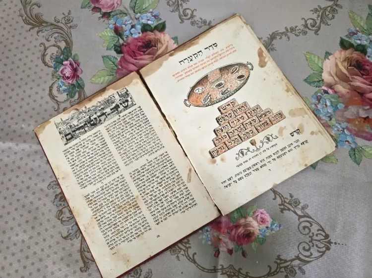 ״הגדה של פסח״ הוצאת עבר ירושלים, איורים מרהיבים בצבע - תחילת שנות ה-50 הקדשה לנשמת חייל ממחלקת הכ"ה שהקריב את חייו במערכה על גוש עציון ב- 1948. כתמי יי