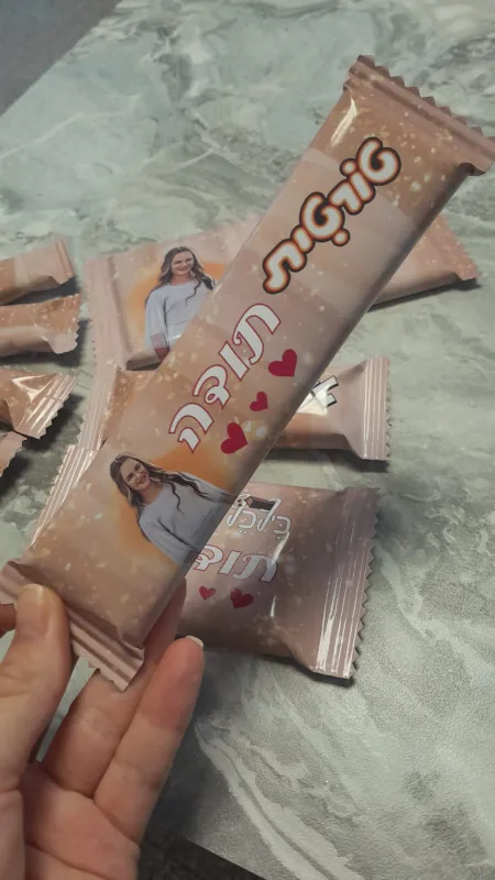 כוס עם שוקולדים ממותגים