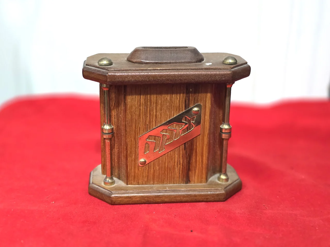 קופת צדקה שילוב עץ ומתכת.. 14 על 14.