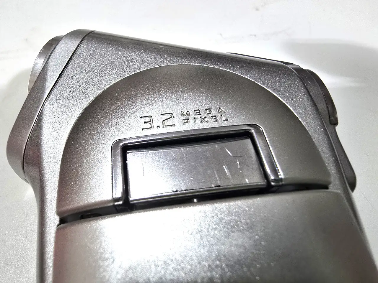 מצלמה דיגיטלית המצלמה תוכננה ליהות קטנה וקלה מסך מסתובב המצלמה של סניו המצלמה מגיע עם סוללה וכרטיס זיכרון חוסר במטען נימכרת AS IS