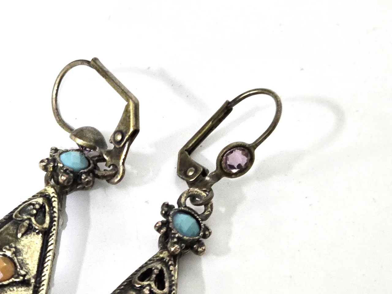 עגילים תלויים הודים בסגנון בוהו --שיק  עשויים מברונזה משובצים אבני חן תורכיז וקוריליאן צד אחד של העגיל משבץ באבני חן והצד השני מציג דמות אלה הינדית פריט אספנות