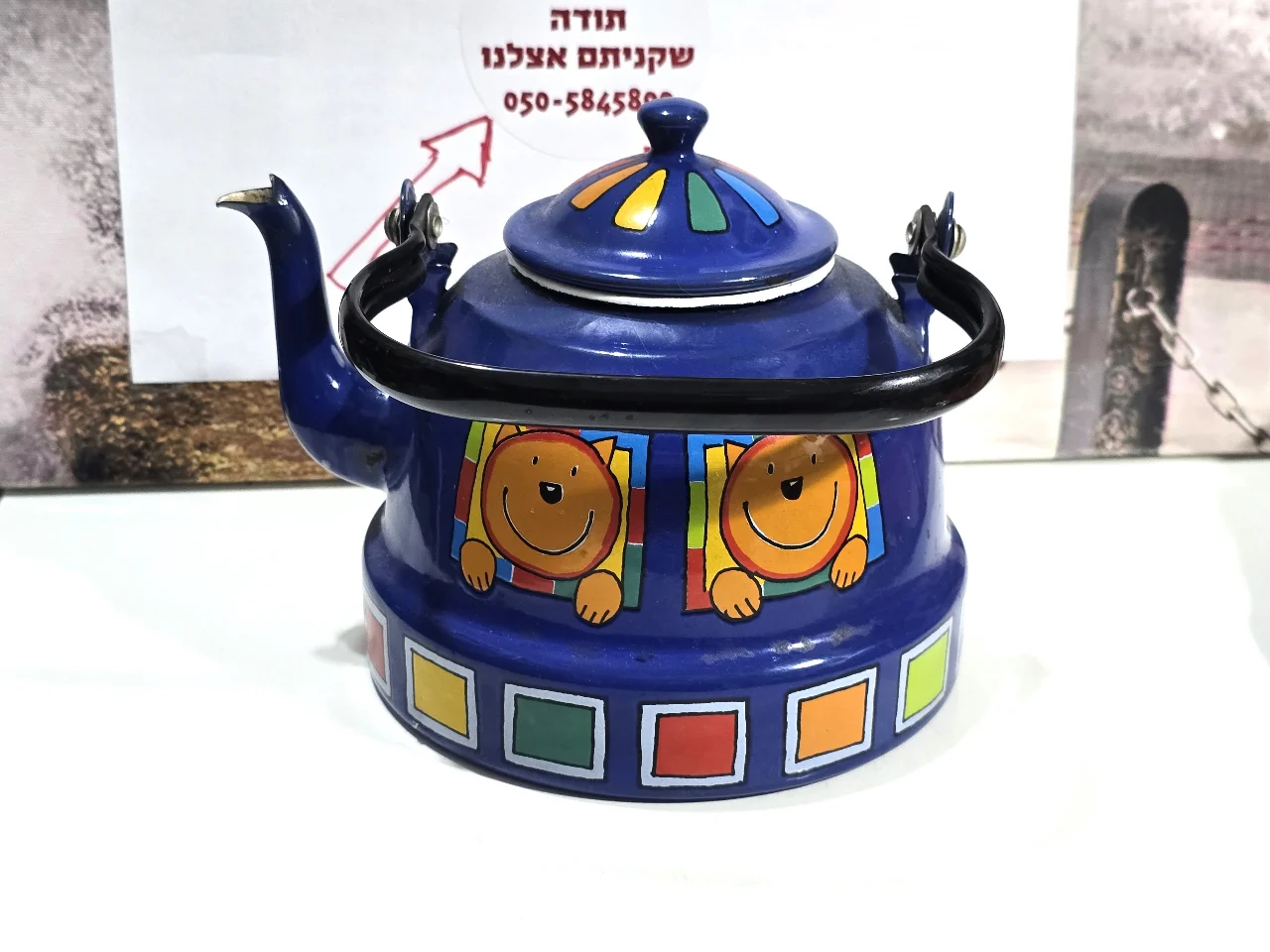 קומקום אמיל כחול מעוטר הדפסי דובונים תקופה המאה ה21 גובה:15 ס"מ קוטר:16 ס"מ