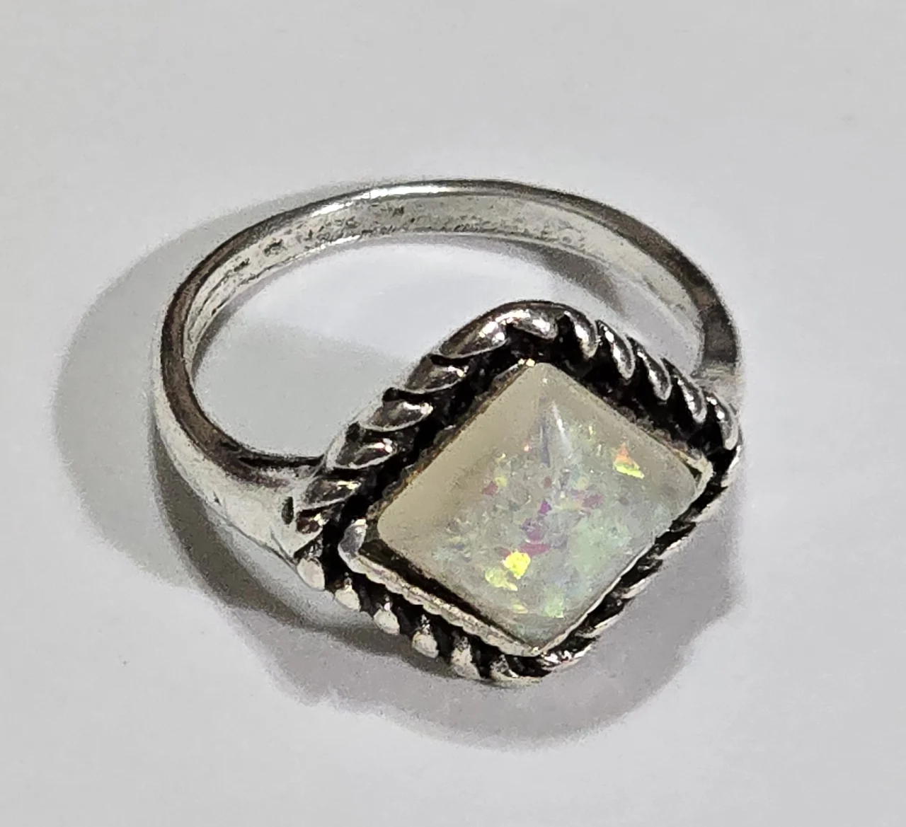 טבעת כסף משובצת באבן אופל.מידה 5.5\6