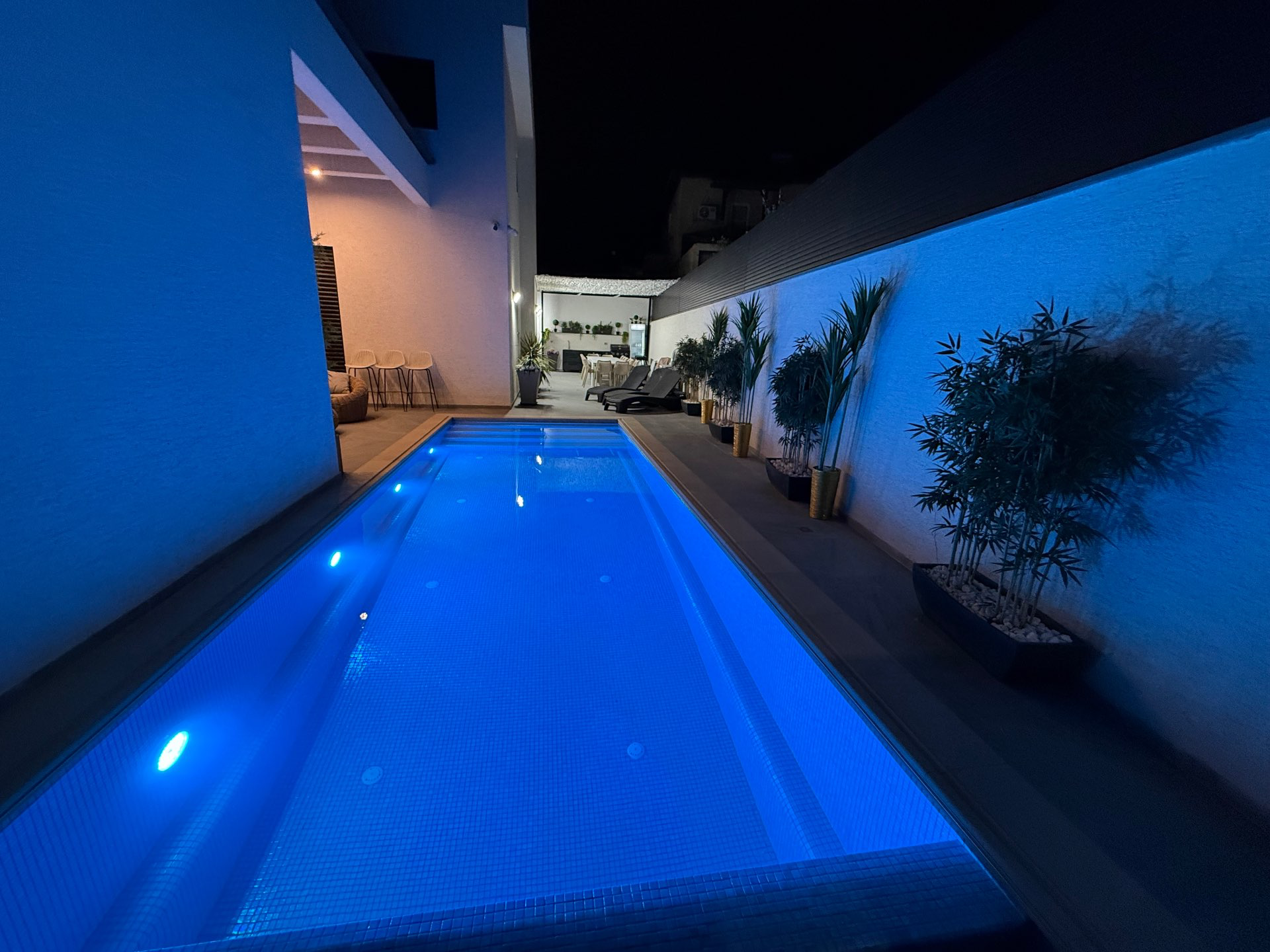 בריכה מחוממת ומקורה