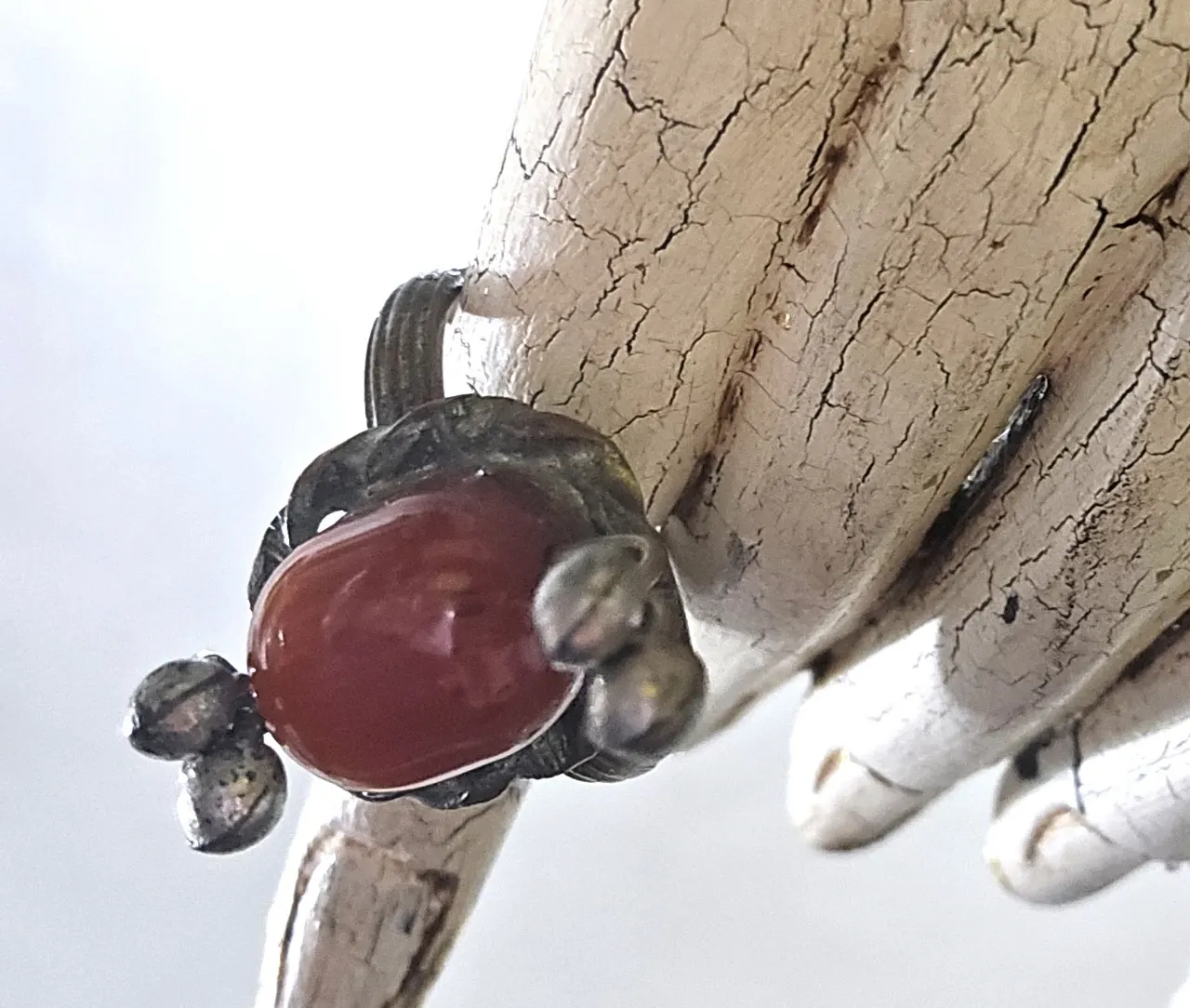 טבעת נחושת עם אבן קורניליאן וקישוטי כסף.מידה 8.5\9