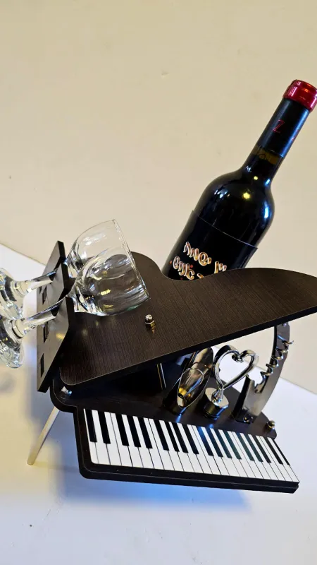 מעמד מטורףףף פסנתר עם כוסות ויין ממותג