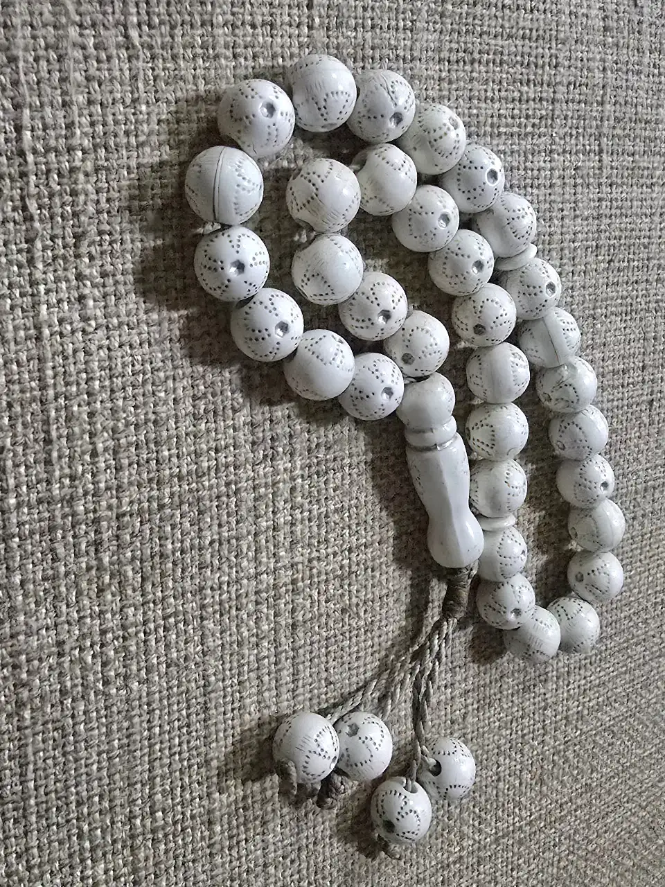 מחרוזת תפילה איסלמית מסבחה בעלת 33 חרוזים וחרוזי אימאם