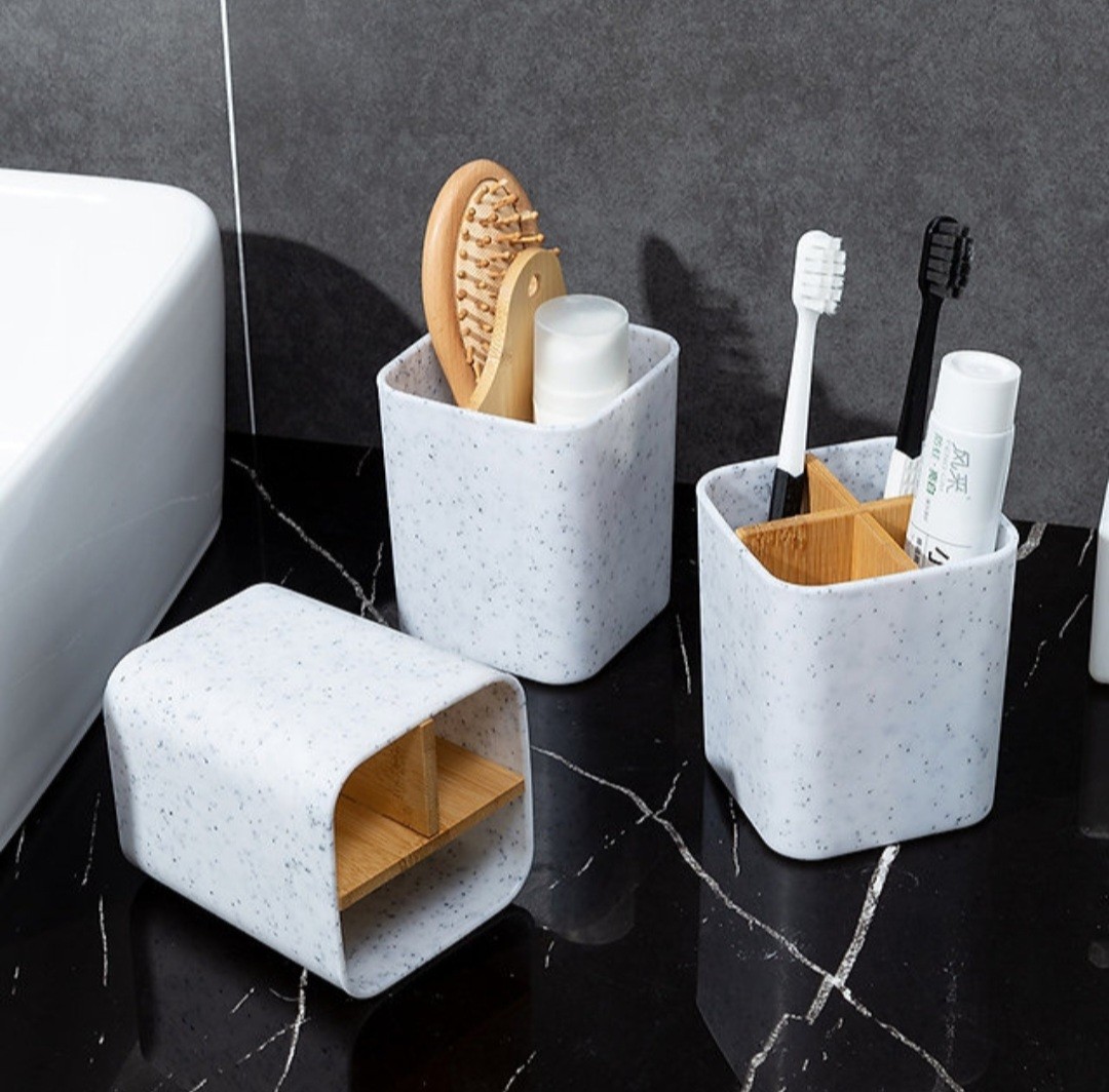 מעמד מרובע דמוי שיש למברשות שיניים