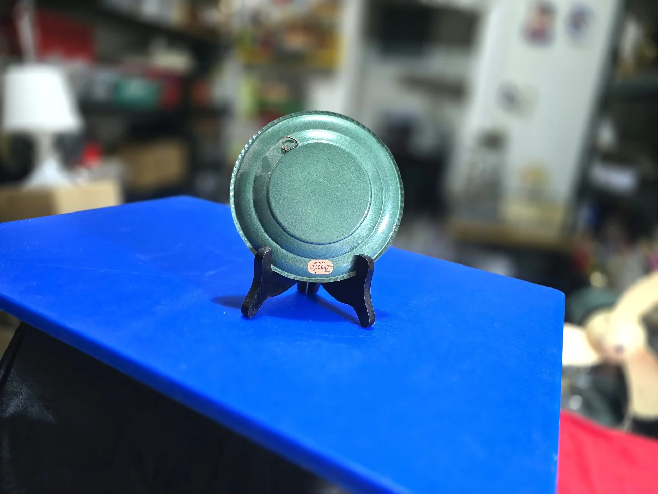 צלחת תליה ישראלית קטנה שנות ה60 עשויה נחושת מעוטרת הדפס מתפללים בכותל חתומה נושאת בול מס קניה מצב מצוין קוטר 14.5