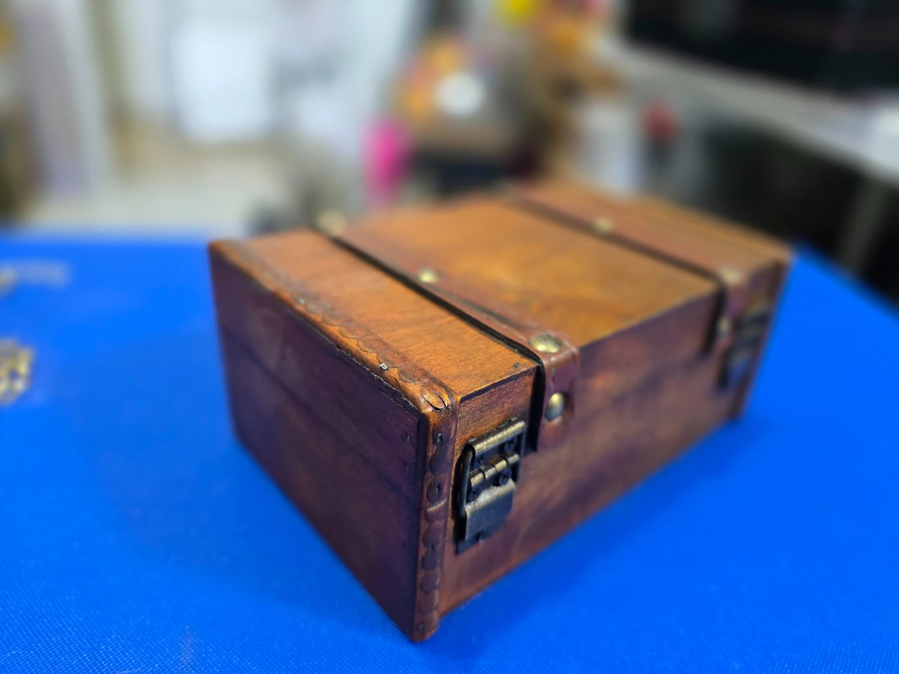 קופסת עץ מהודרת שלוב מתכת מלאה בהמון גולות גדלים וצבעים שונים