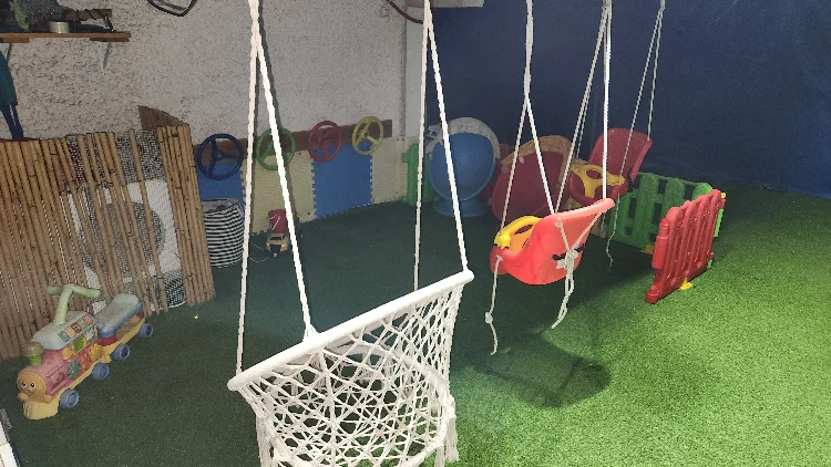 קירות פעילות, בניה וסידור חצרות 