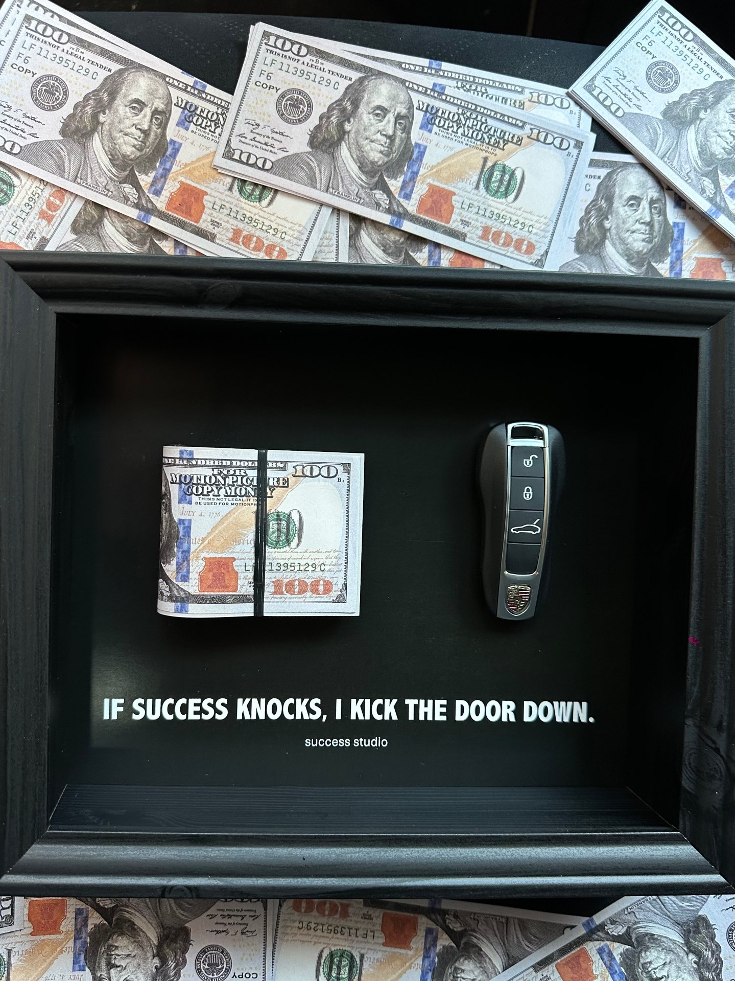 מסגרת Porsche ודולרים- שאיפה תמידית להצלחה.