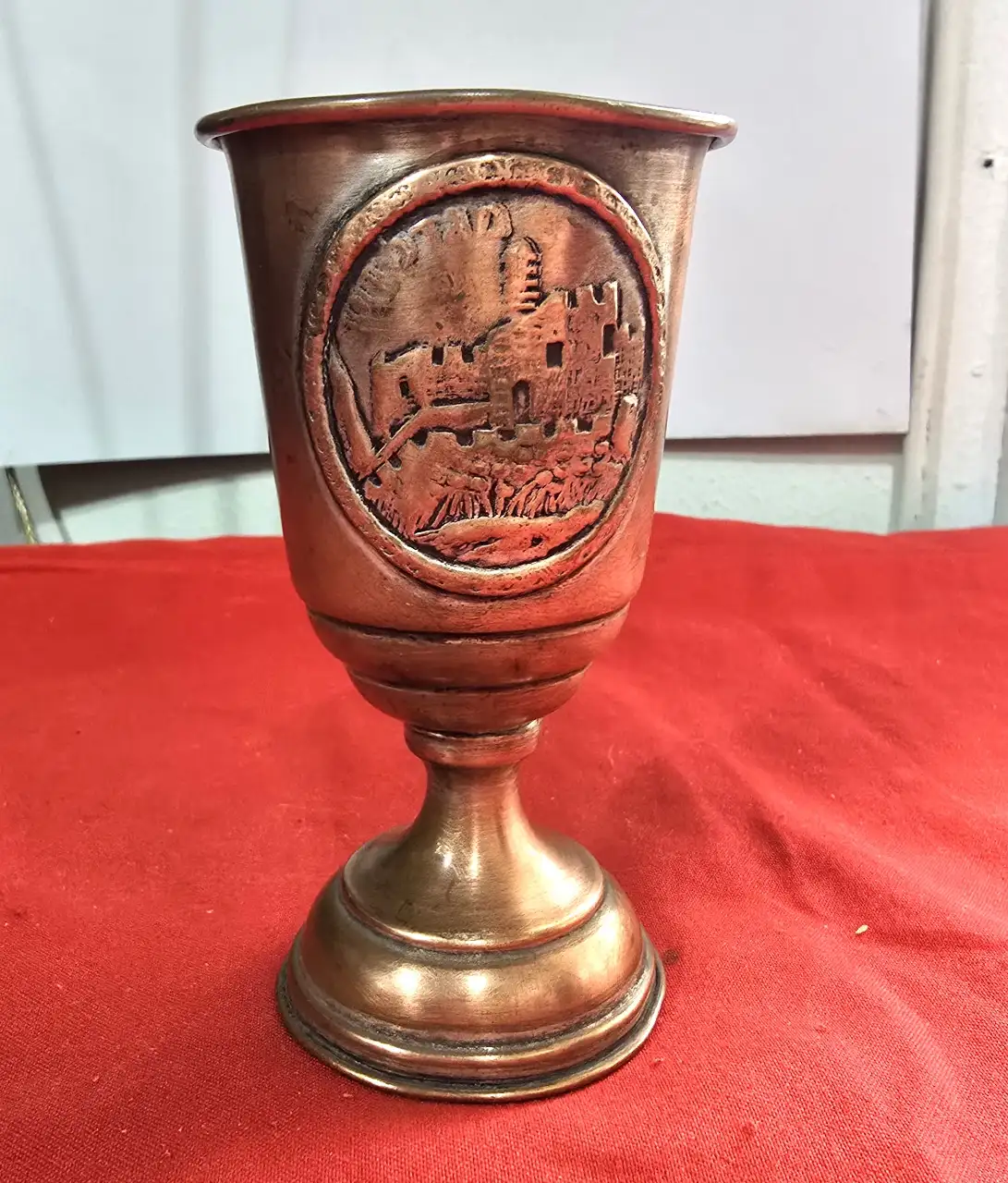 גביע לקדוש מנחושת ועליו רקוע של מגדל דויד ירושלים גובה 11 ס'מ קוטר 5 ס'מ