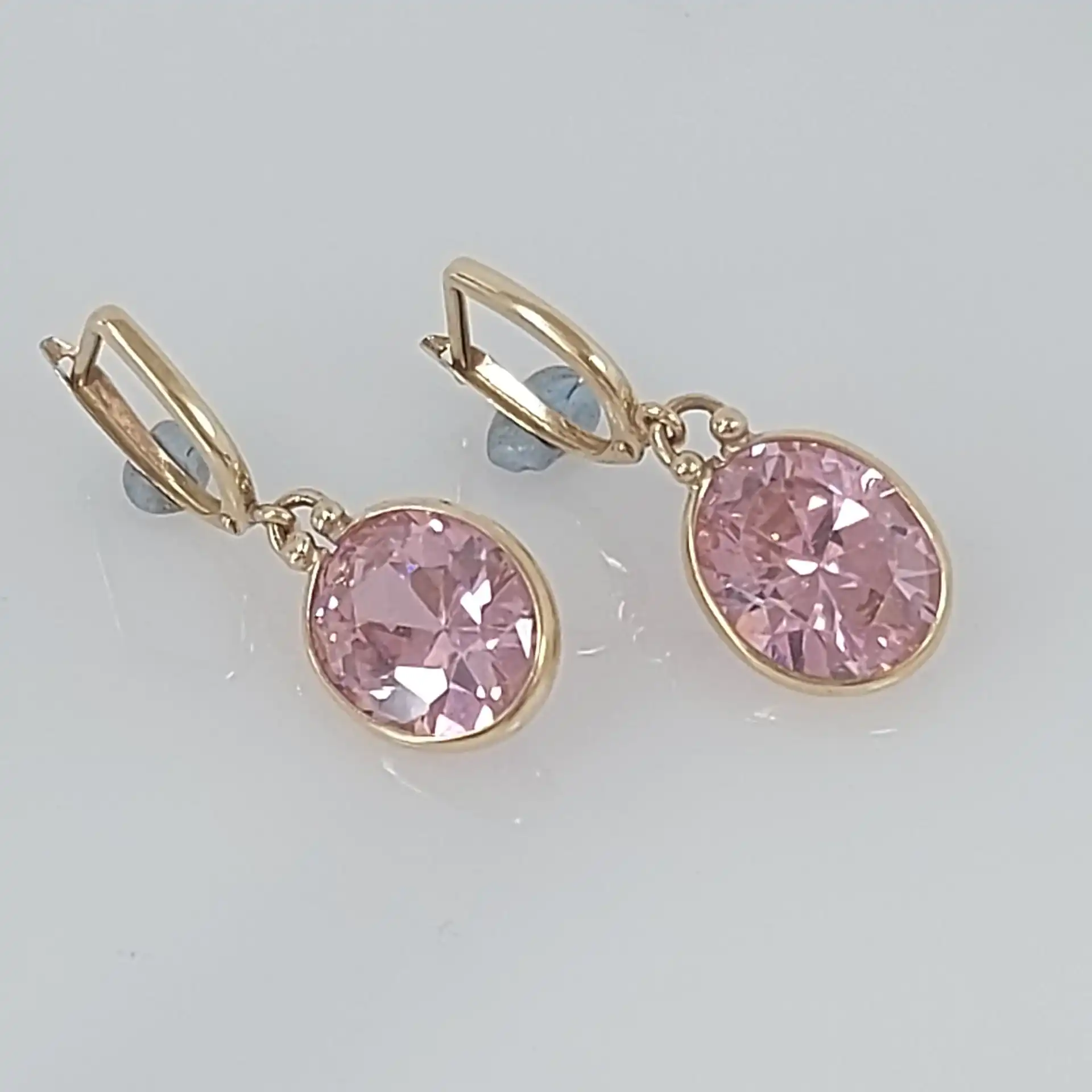 עגילים תלויים משובצים באבן רוזקוורץ אמתית זהב 14K