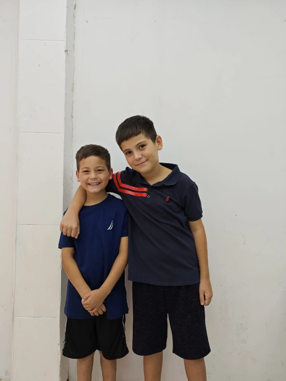 חולצת פולו נאוטיקה כחולה עם פס אדום