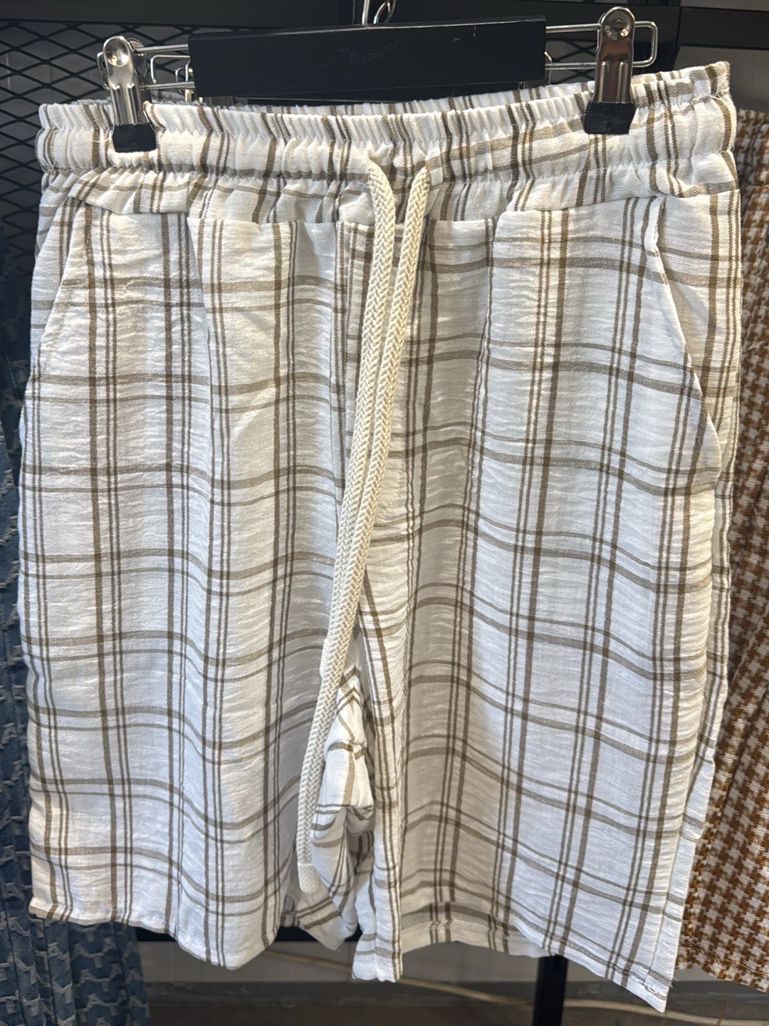 מכנס פשתן קצר משובץ חום/לבן