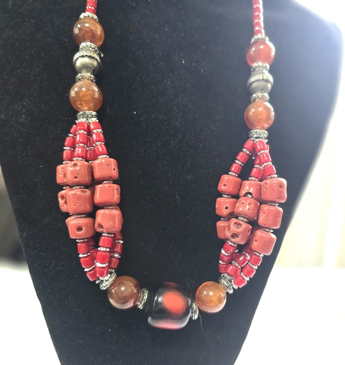 שרשרת חרוזי קוראל אדום בצורת ריבועים ישנם גם אלמנטים מתכתיים שרשרת מרשימה ויפיפיה