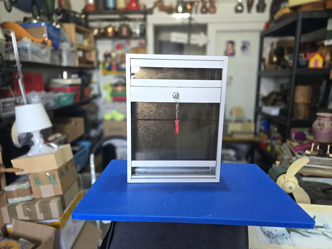 תאור הפריט: תיבת דואר מודרנית שקופה עם מפתח - חדש תיבת דואר - לא היה בשימוש מידות: 40*30*8 ס"מ