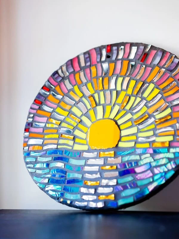 מראה לקיר עם מסגרת פסיפס