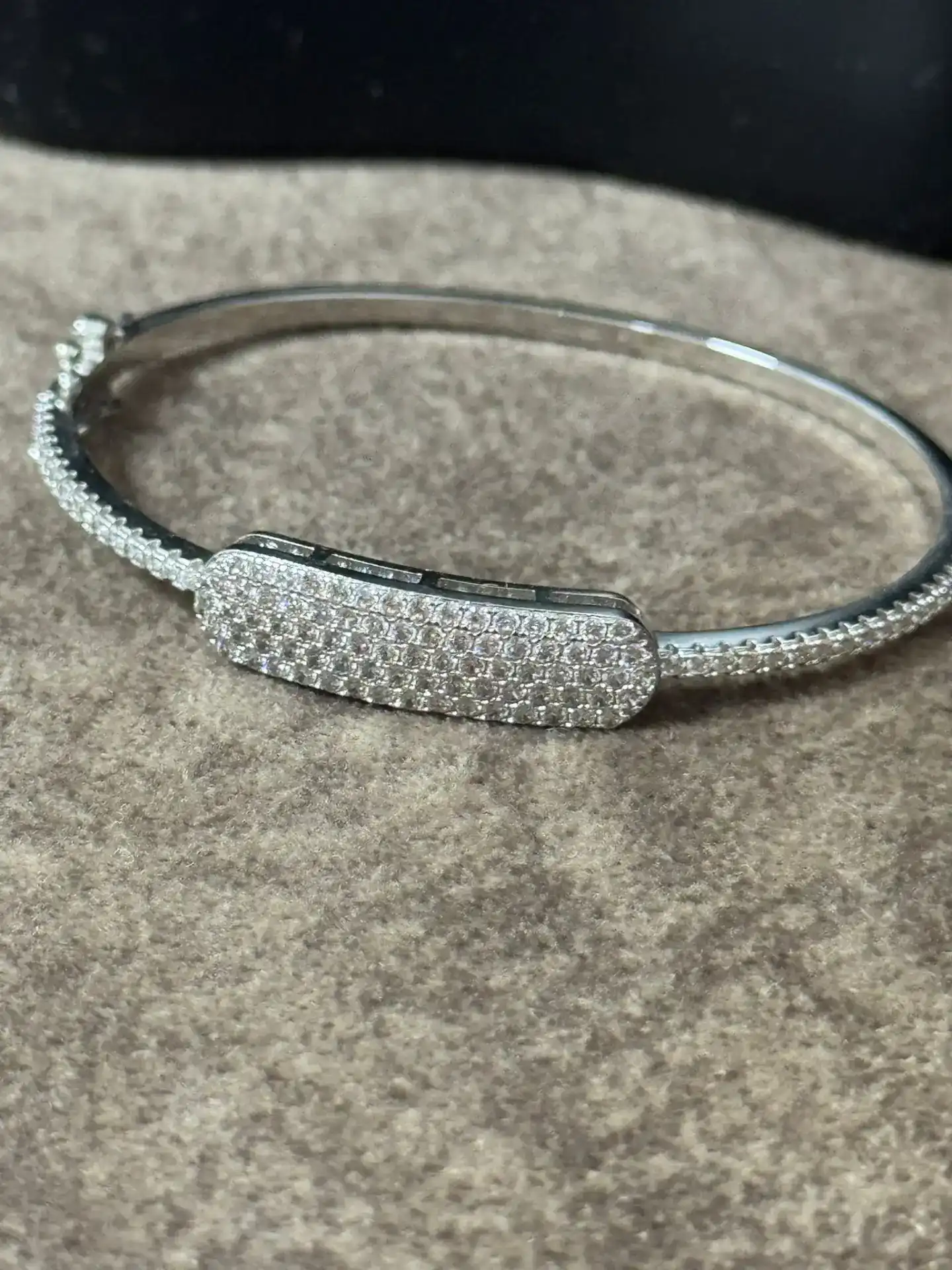 צמיד טניס קשיח