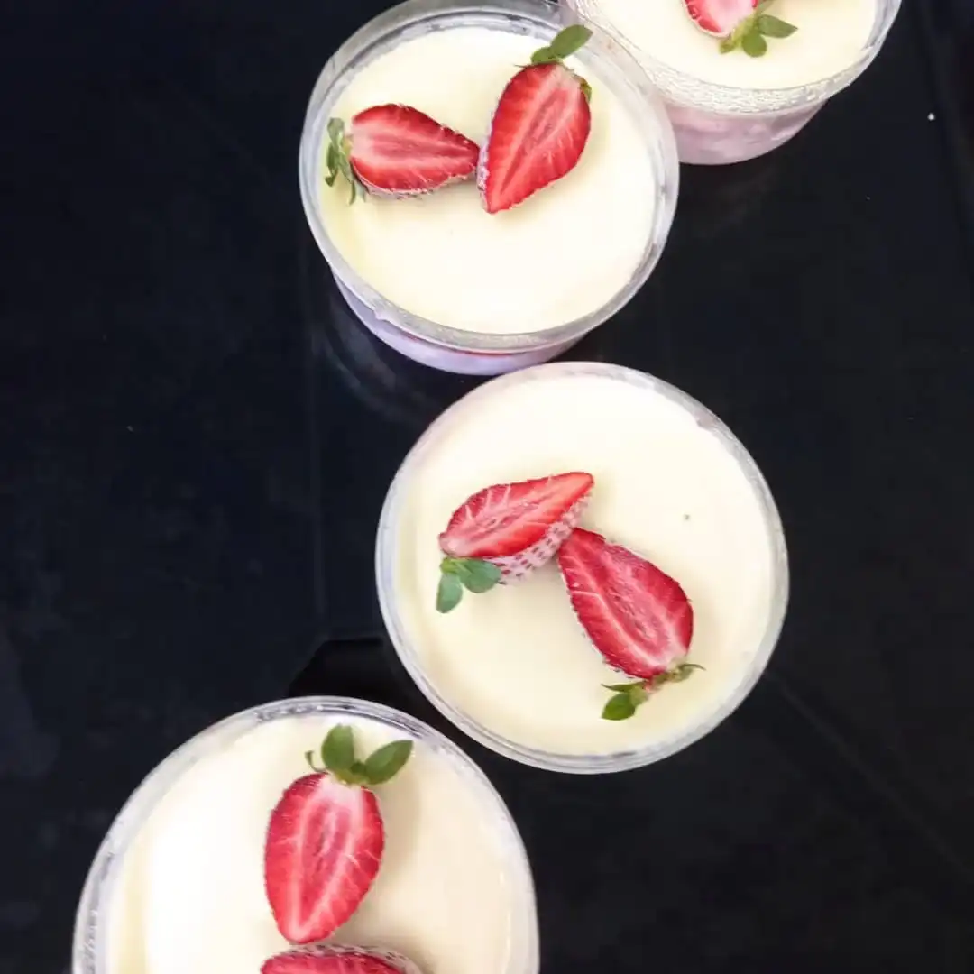 מוס שוקולד לבן עם שכבת קולי תות