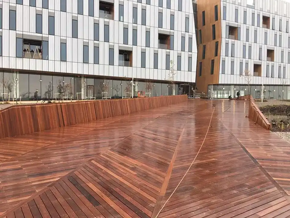 עבודות דקים מעץ וסינטטי