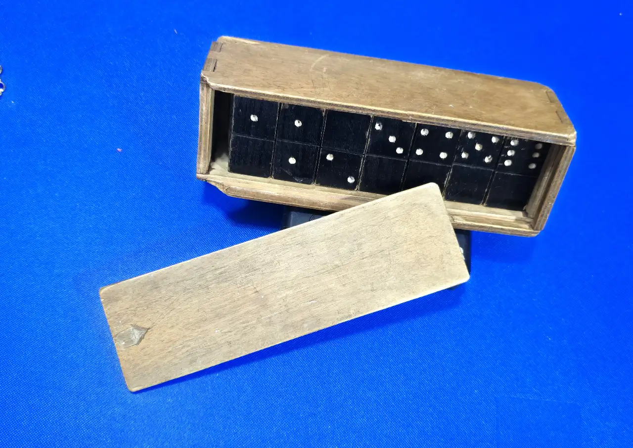 קופסת עץ עם אבני דומינו ישנה מאד שנות ה.60 הקופסה מעץ והאבנים גם מעץ צבע שחור לאספנים