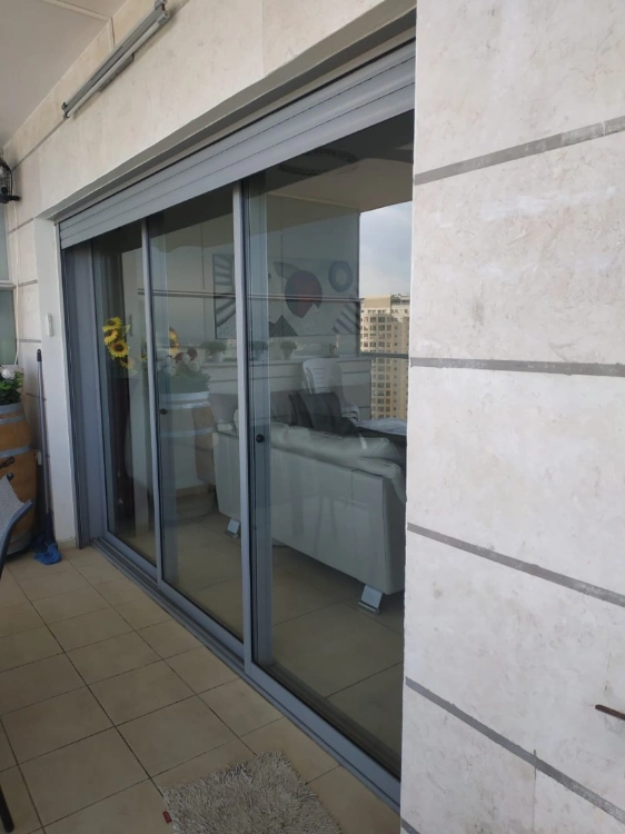 חלונות / ויטרינות / דלתות  בהתאמה אישית