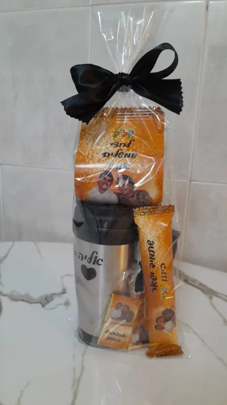 כוס תרמית ממותגת עם שוקולדים