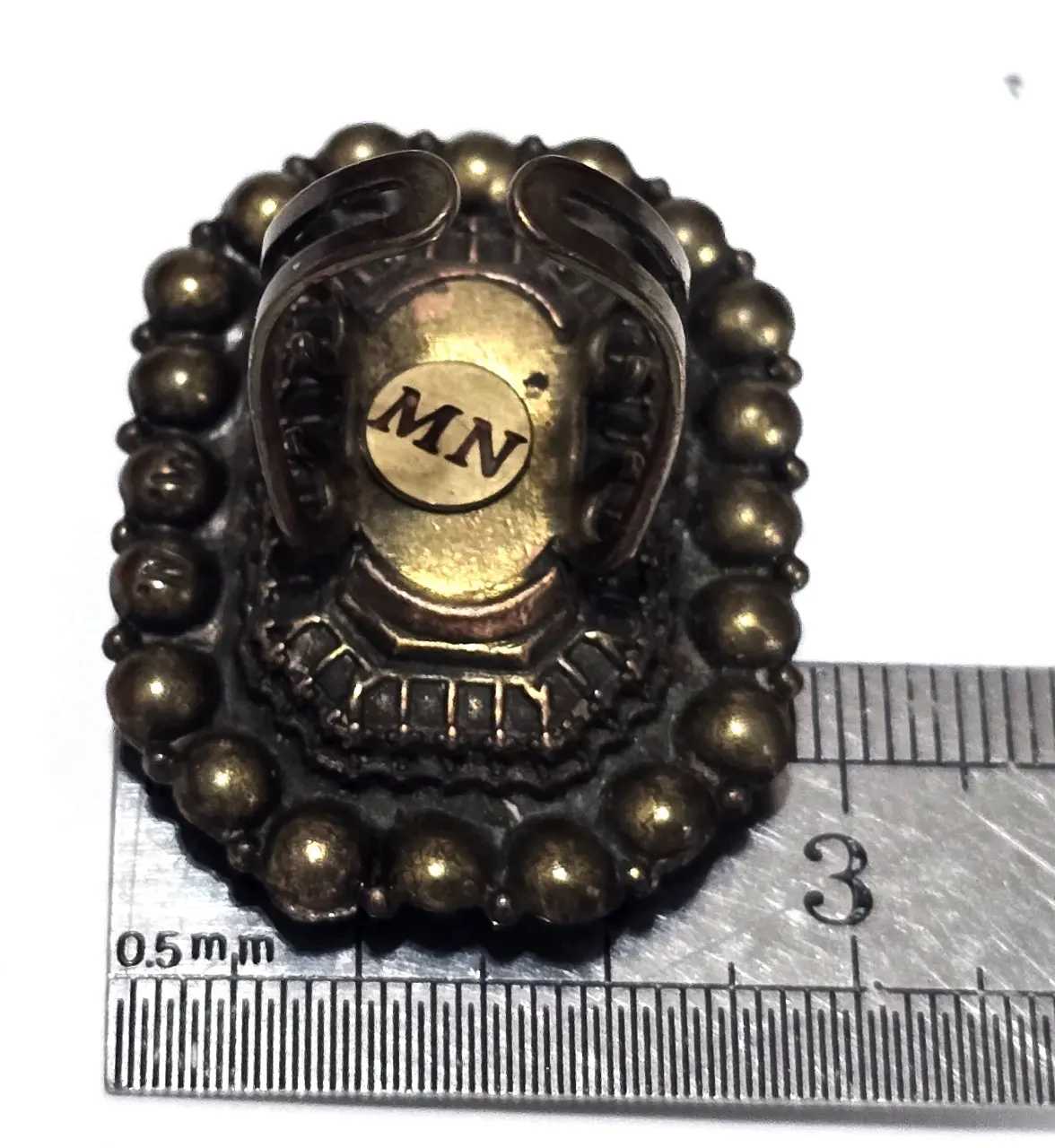 טבעת מבית מיעל נגרין גדולה ומרשימה שבוץ תורכיזים ואבני סברובסקי ובמרכז אמיאייל מהמם הטבעת מתכווננת מידות בתמונות