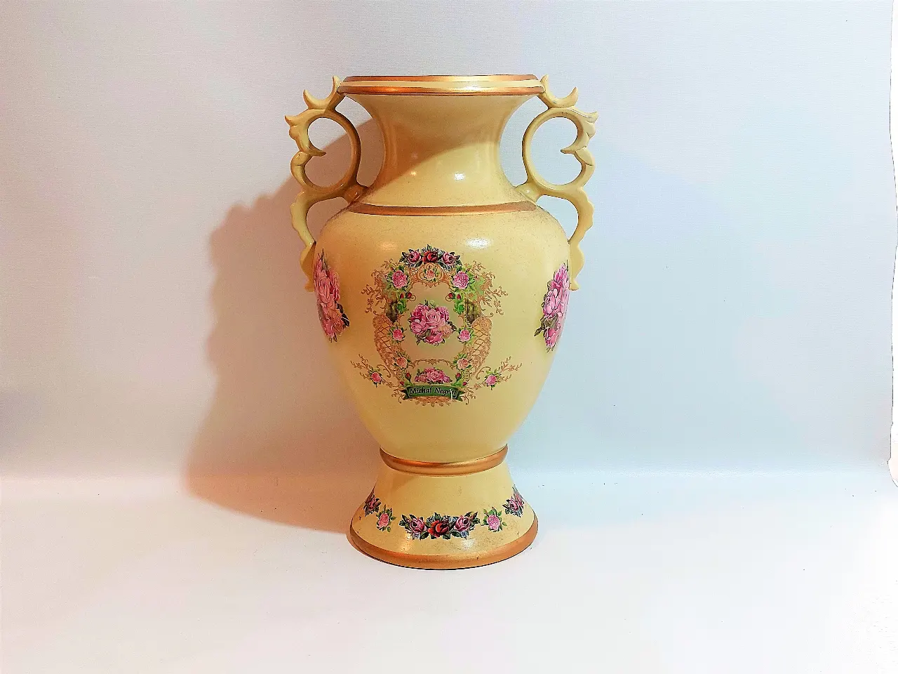 אגרטל גדול ממדים מבית מיכל נגרין מעוטר בפרחים עשוי מקרמיקה