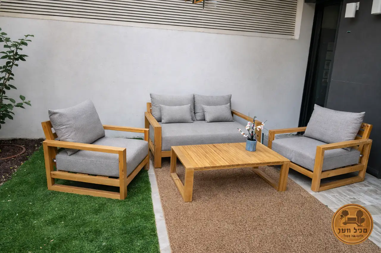 סט ריהוט הכולל ספה דו מושבית ושני כורסאות חד מושבי כולל שולחן תואם