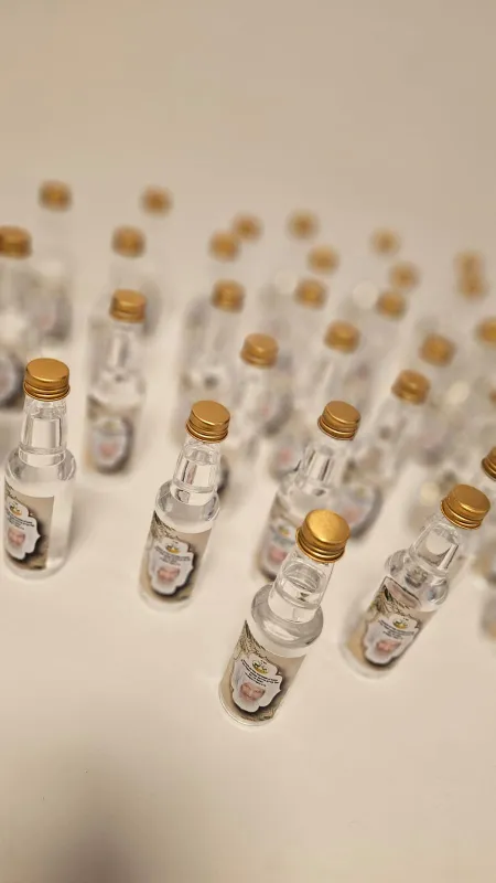 בקבוקוני ערק ממותגים