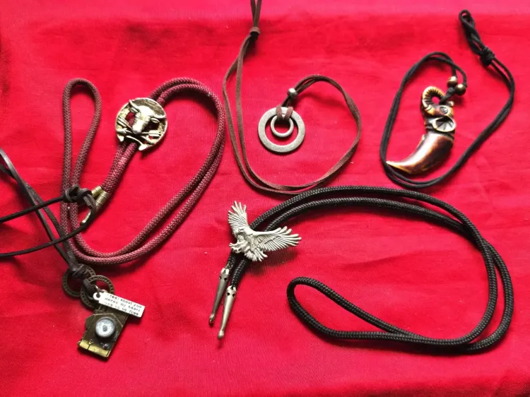 לוט של חמישה שרשראות לצוואר ..לשלוש מהם יש רצועת עור